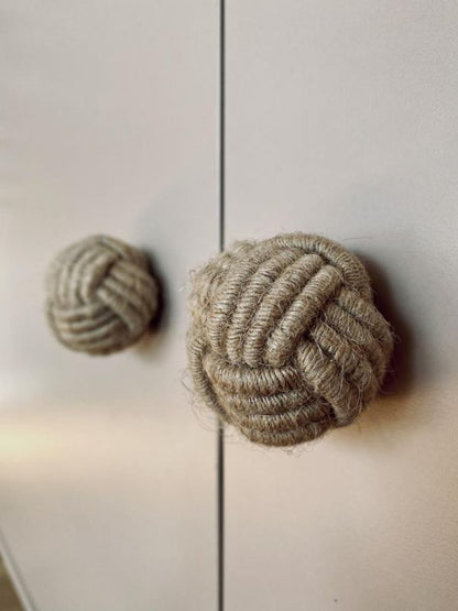 Bettso Ikon 2-dørs kommode 100 cm med snorhåndtag på høje ben i craft eg, 1 stk.