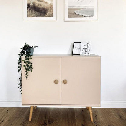 Bettso Ikon 100 cm to-dørs kommode med snorhåndtag på høje ben i macchiato, 1 stk.