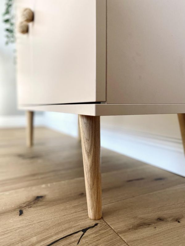 Bettso Ikon 100 cm to-dørs kommode med snorhåndtag på høje ben i macchiato, 1 stk.