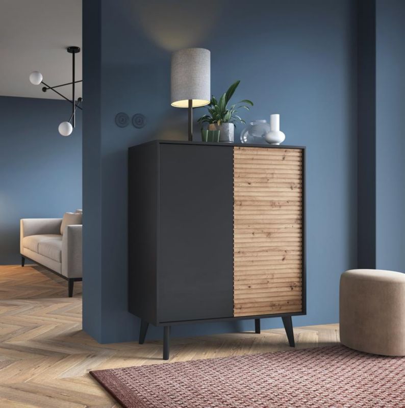 Høj kommode Bettso Willow med to døre, 104 cm, rillede front i sort eg artisan, 1 stk.