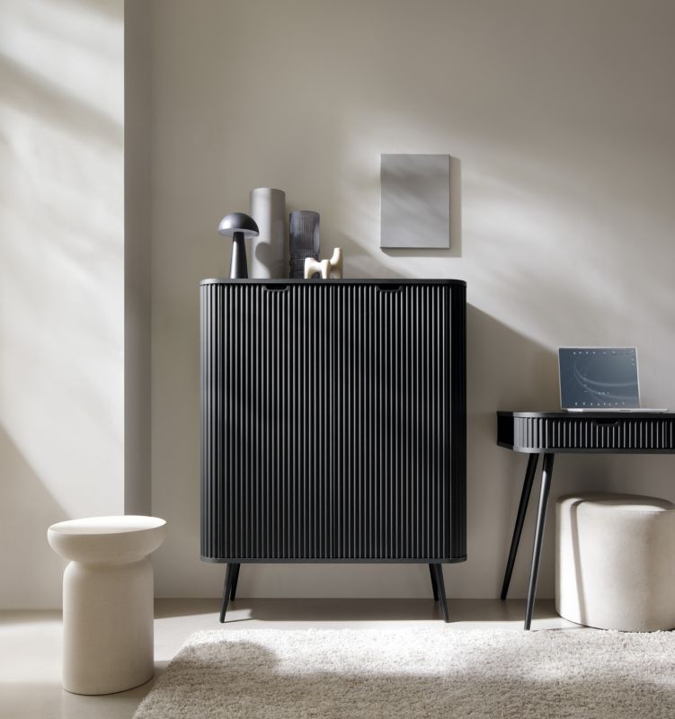 Høj kommode Bettso Zova 103 cm med to døre på gyldne ben i sort, 1 stk.