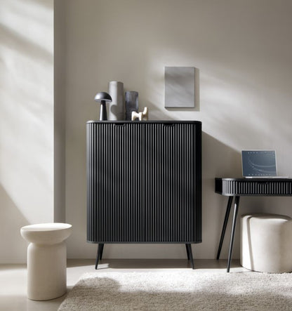 Høj kommode Bettso Zova 103 cm med to døre på gyldne ben i sort, 1 stk.