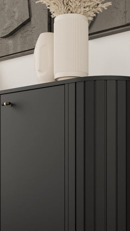 Bred afrundet to-dørs kommode med skuffer Bettso Zante i sort, 1 stk.