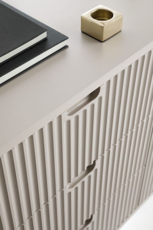 To-dørs kommode med skuffer Zova Bettso 168 cm på sorte ben i kashmirbeige, 1 stk.