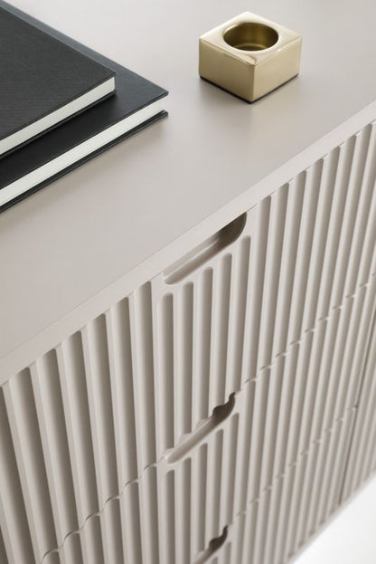 To-dørs kommode med skuffer Zova Bettso 168 cm på sorte ben i kashmirbeige, 1 stk.