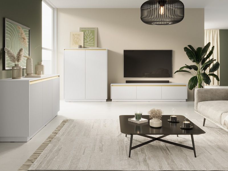 Tre-dørs kommode Bettso Roy 154 cm med rillede fronter i hvid, 1 stk.