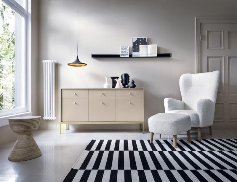 Tre-dørs kommode med skuffer Bettso Molly 154 cm på guldfarvet aluminiumsramme i beige, 1 stk.