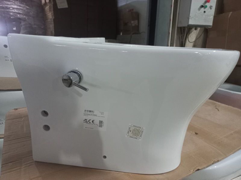 Kompakt WC Oval med Bidet Funktion Varmt og Koldt Vand Soft Close Sæde 81x62x35,5 cm