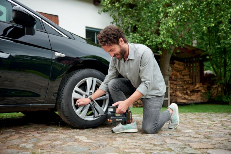 Worx WX092.9 4-i-1 bilkompressor med LED-lygte, batteridrevet