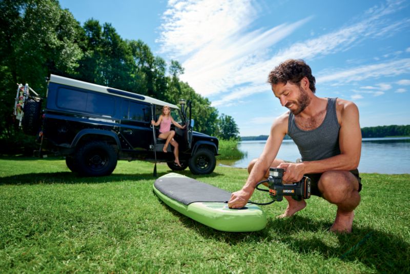 Worx WX092.9 4-i-1 bilkompressor med LED-lygte, batteridrevet