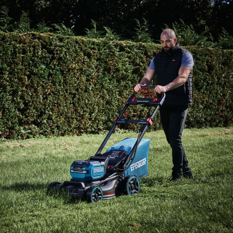 Erbauer 3-i-1 akku-plæneklipper med 72 V drivkraft og 46 cm klippebredde