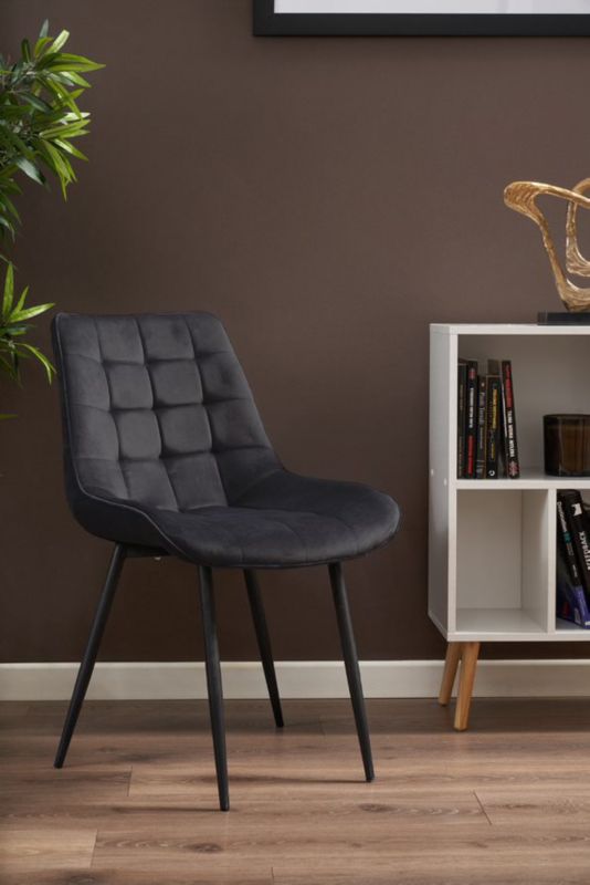 https://media2.castorama.pl/is/image/CastoramaPL/krzes-o-welurowe-jumi-tapicerowane-czarne-do-salonu-jadalni-wygodne-eleganckie-1-szt-~5900410358744_04c_MP?$MOB_PREV$&$width=600&$height=600