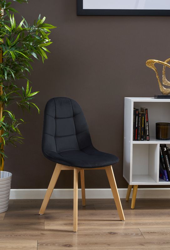 https://media2.castorama.pl/is/image/CastoramaPL/krzes-o-welurowe-jumi-tapicerowane-czarne-do-salonu-jadalni-wygodne-eleganckie-1-szt-~5900410592728_05c_MP?$MOB_PREV$&$width=600&$height=600