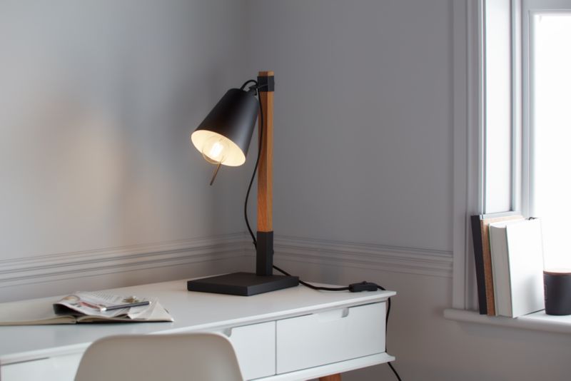 GoodHome Menonry bordlampe 1-punkts E27 mat-sort / trælook