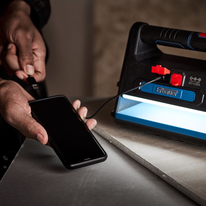 Erbauer 20 W arbejdslygte med USB og bilstik