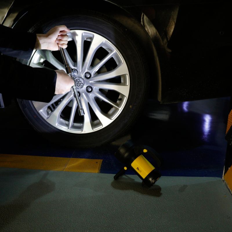 Diall LED-lygte med 300 lm og indbygget genopladeligt batteri