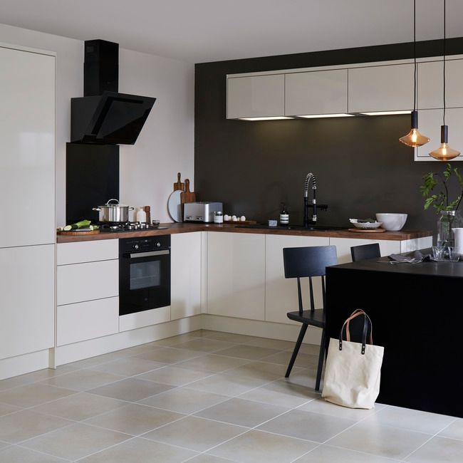Hjørneliste til højskab GoodHome Stevia 89,5 x 5,9 cm i cremet blank finish