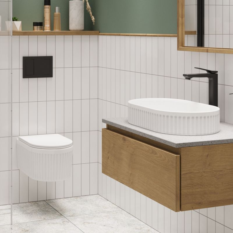 Væghængt Toilet Magic Riflet Hvid med QFS Støjsvag Skyl og Låg 49,5x36,5x36,5 cm