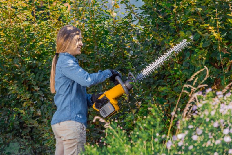 Stiga 300E akku-hækkeklipper med 54 cm laserskåret klinge