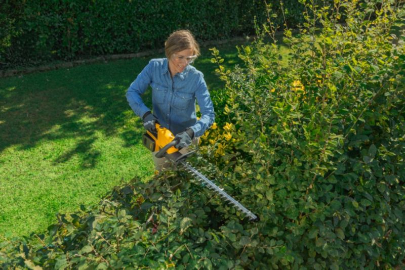Stiga 300E akku-hækkeklipper med 54 cm laserskåret klinge