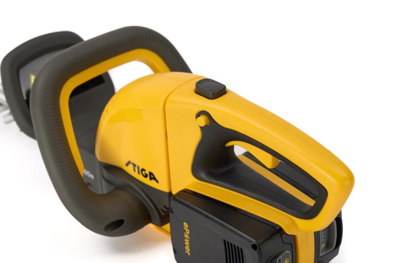 Stiga 300E akku-hækkeklipper med 54 cm laserskåret klinge