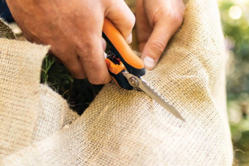 Fiskars Solid SP320 multifunktionelle græssakse