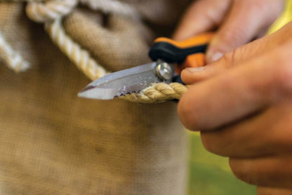 Fiskars Solid SP320 multifunktionelle græssakse