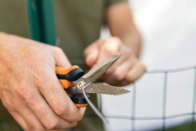Fiskars Solid SP320 multifunktionelle græssakse