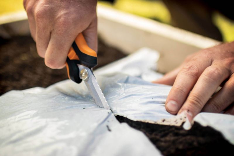 Fiskars Solid SP320 multifunktionelle græssakse