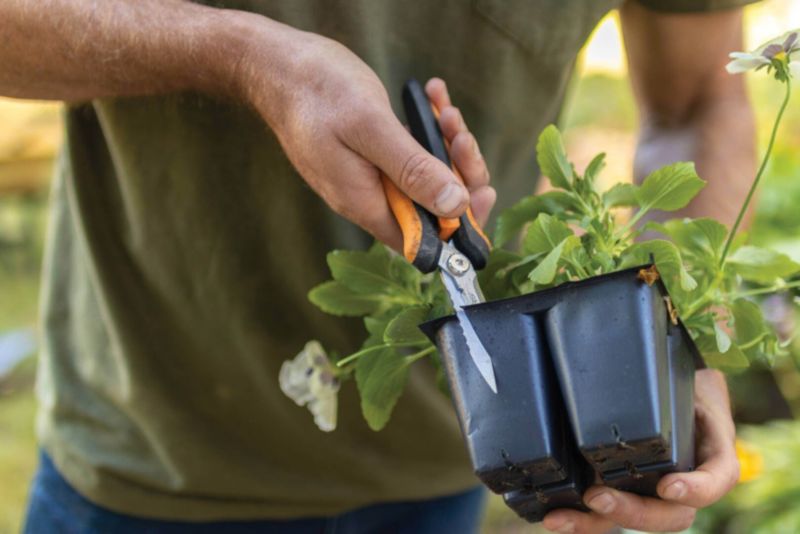 Fiskars Solid SP320 multifunktionelle græssakse