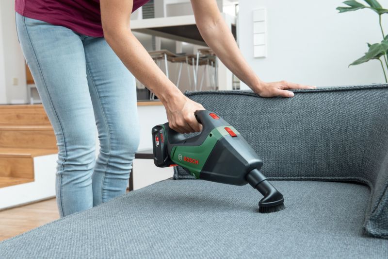 Bosch UniversalVac 18 V håndstøvsuger med tilbehør uden batteri