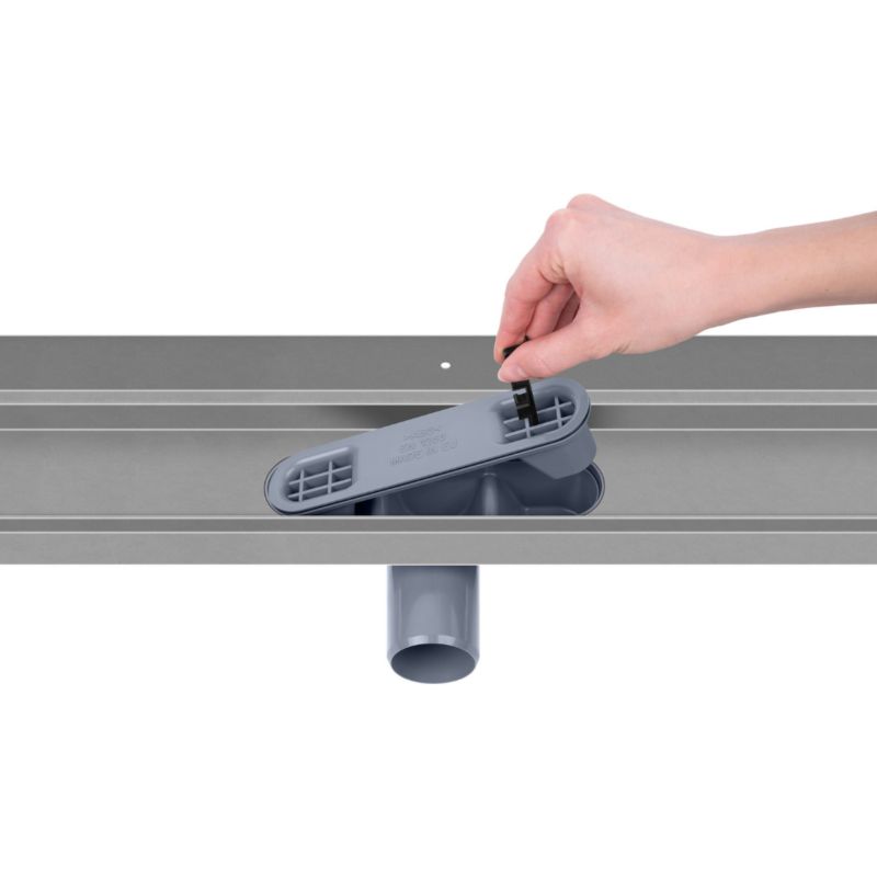 Vogi vægmonteret lineært afløb med Rigo stribet rist 70 cm i rustfrit stål, 1 stk.