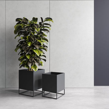 Your Loft Design Black plantepotte med stativ 37x37x45 Bordeaux S, 1 stk.