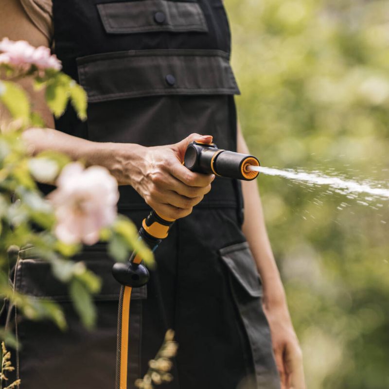 Fiskars Comfort sprøjtepistol i sort og orange