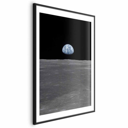 Artgeist plakat 'Langt væk hjemmefra' 60 x 90 cm med sort ramme, 1 stk