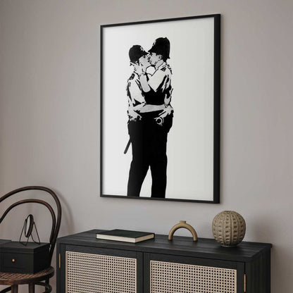 Artgeist Kissing Coppers plakat 60 x 90 cm med sort ramme, 1 stk