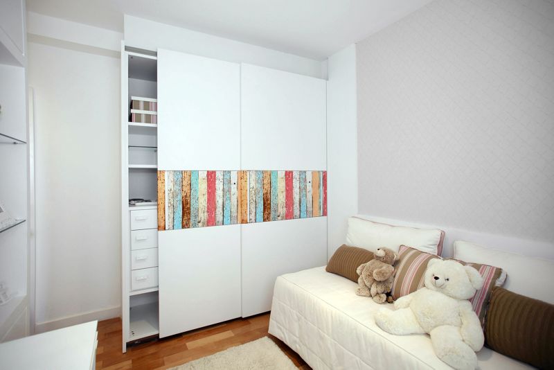 Selvklæbende folie Tulup farverige brædder 100 x 50 cm