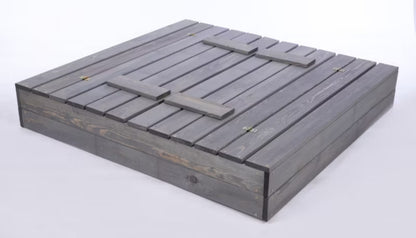Sandkasse med Bænke og Låg 120x117 cm Grå Træ