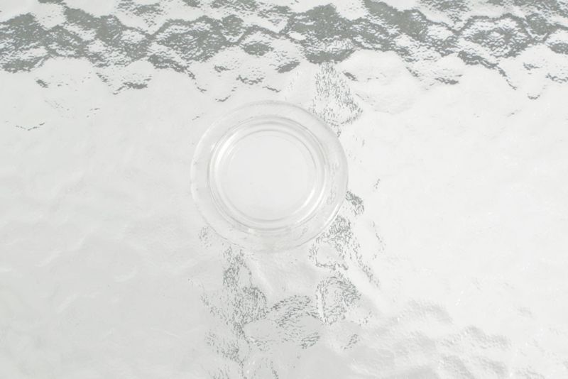 Bettso Porto rektangulært havebord med glasplade og parasolhul på sølvfarvede ben, transparent, 1 stk.