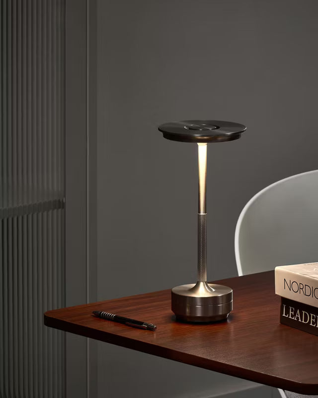 Trådløs Bordlampe LED Mago Dæmpbar Sølv