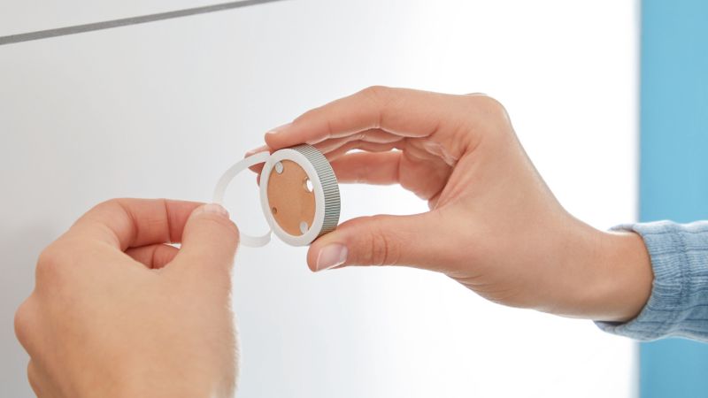 Tesa Moon toiletrulleholder med selvklæbende montering
