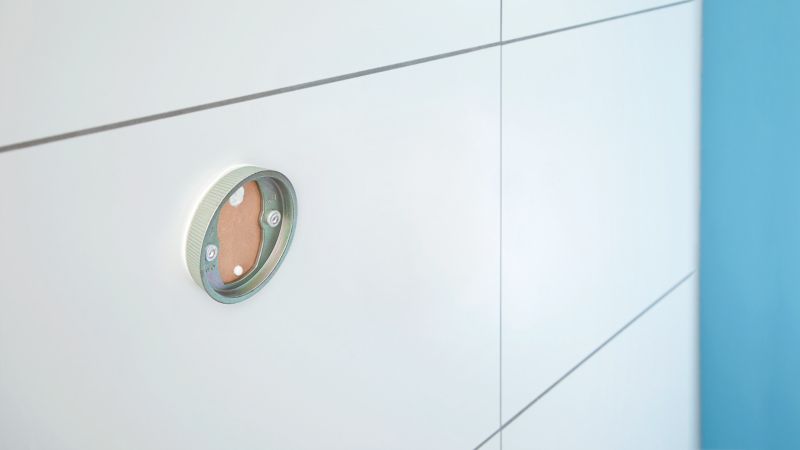 Tesa Moon toiletrulleholder med selvklæbende montering