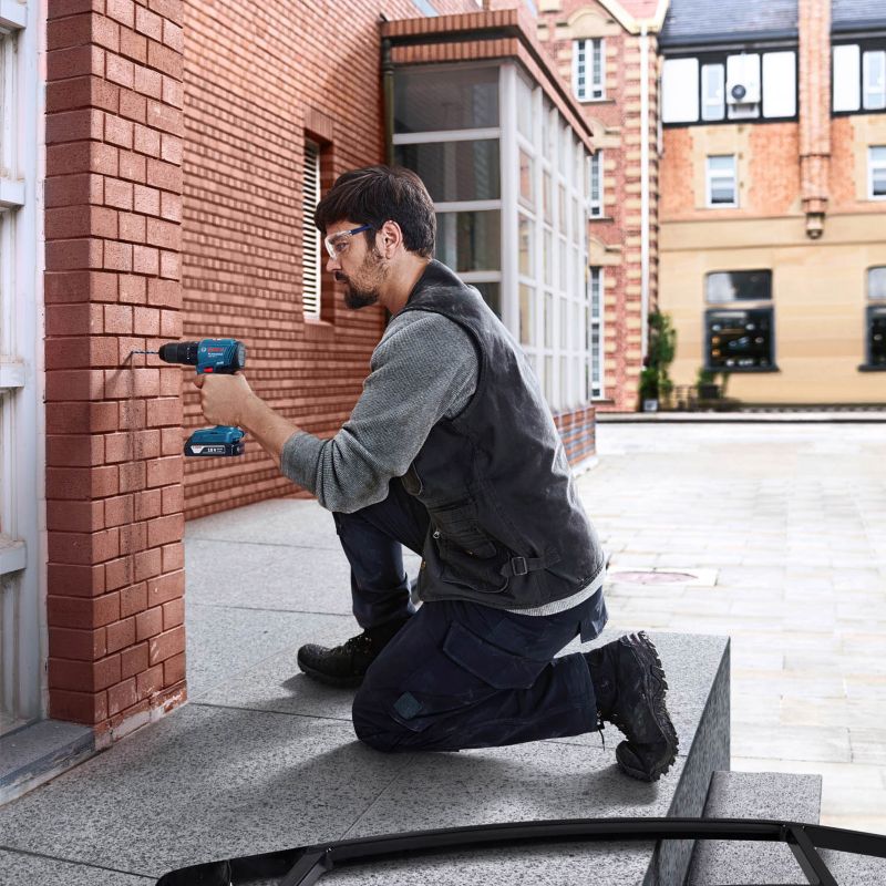 Bosch GSR 185-Li akku-boremaskine og skruemaskine med 2 x 2,0 Ah batterier