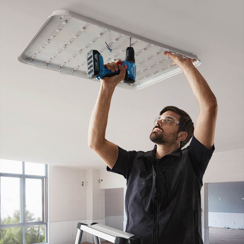Bosch GSR 185-Li akku-boremaskine og skruemaskine med 2 x 2,0 Ah batterier