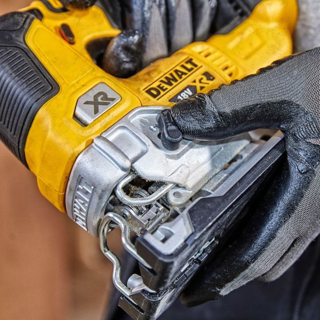 DeWalt 18 V XR DCS334N-XJ stiksav