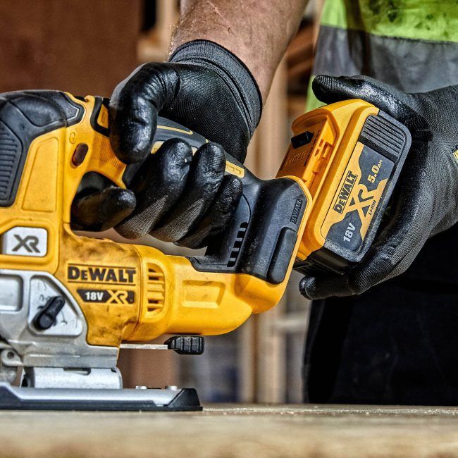 DeWalt 18 V XR DCS334N-XJ stiksav