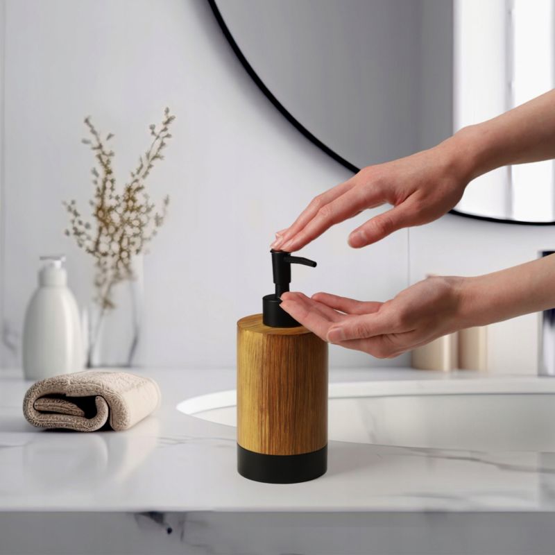 KADAX badeværelsessæt dispenser og bæger med træmønster i brun, 2 stk.