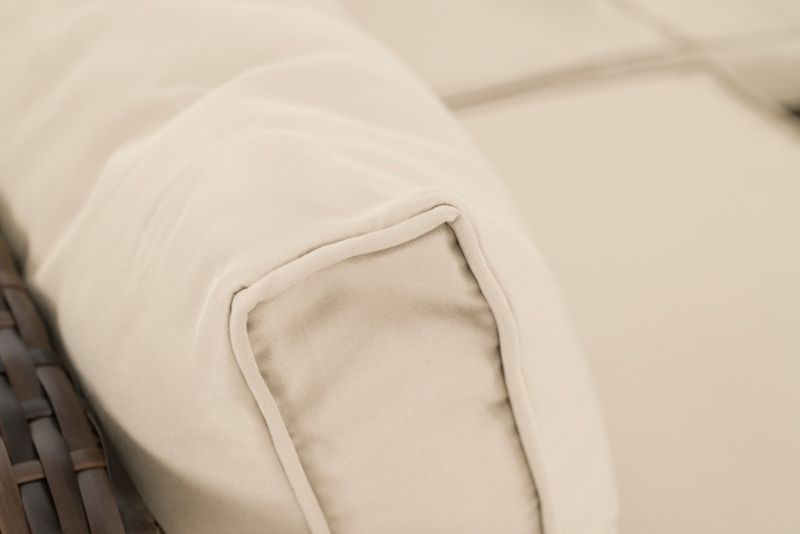 MebleMWM Alvani havebordssæt i brun syntetisk flet med beige puder, 1 sæt