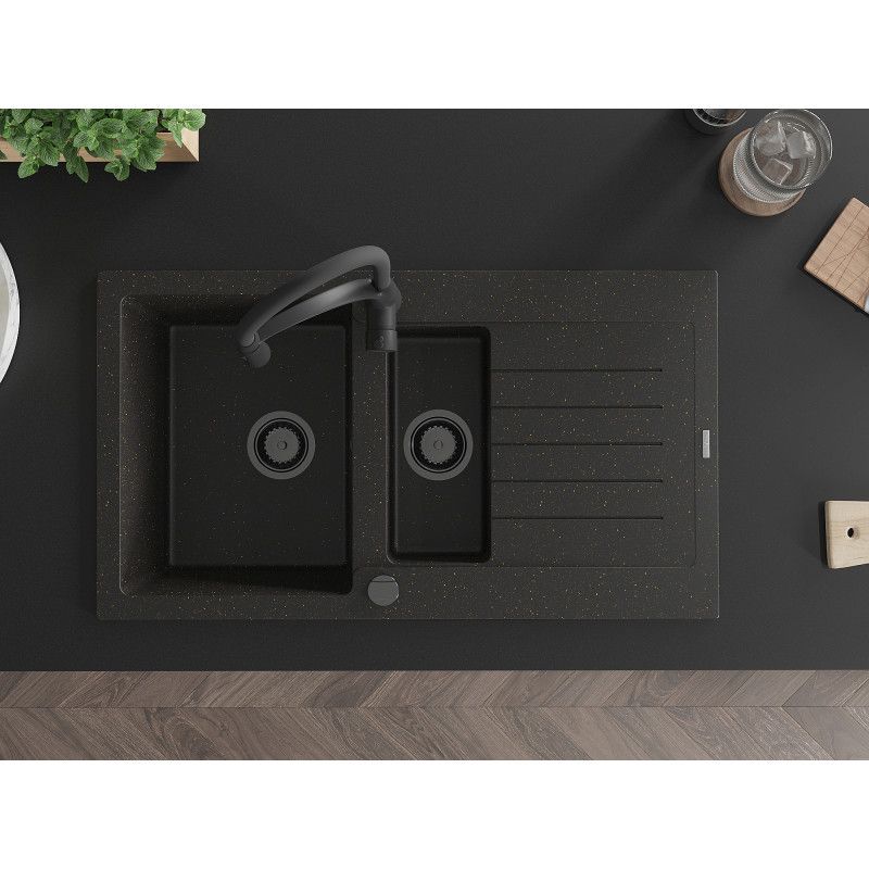 Granitsæbe 1,5-komor med afløbsplade og Aster køkkenarmatur i sort/guld metalik – komplet sæt fra Mexen Matias