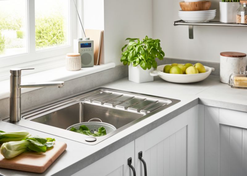 Romesco rustfri stålvask med 1 kum og afløbsplads samt tilbehør